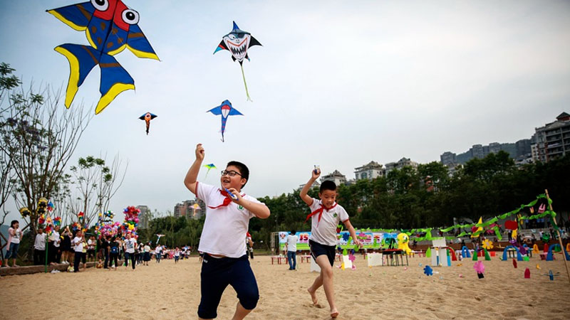 風箏主題區 學生們現場制作放飛風箏